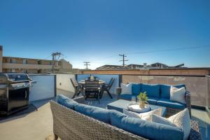 une terrasse avec un canapé bleu et une table sur le toit dans l'établissement Luxury Ocean Oasis 3BR I Balcony I Firepit, à San Diego