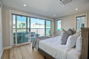 1 dormitorio con 1 cama grande y balcón en Luxury Ocean Oasis 3BR I Balcony I Firepit en San Diego