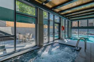 uma casa com uma piscina e um pátio em Boutique Via Roma 33 -Tuscany Experience - Hotel & Spa em Stia