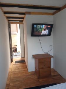 TV en la pared de una habitación en Glamping en villa, en Villa de Leyva