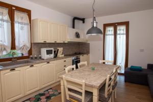 uma cozinha e sala de jantar com mesa e cadeiras em Modern Villa with jacuzzi and sauna near Tuscany em Monghidoro