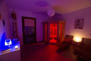 um quarto roxo com duas cadeiras e uma mesa em Modern Villa with jacuzzi and sauna near Tuscany em Monghidoro