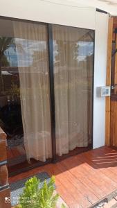 una puerta corredera de cristal de una casa con patio en Glamping en villa, en Villa de Leyva