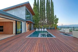een houten terras met een zwembad en een huis bij Skyline Luxury Haven in Los Angeles