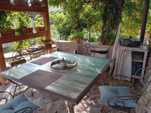 un tavolo e sedie su un patio di ROSE Room of 40m2 with terrace 25m2 a Lubiana