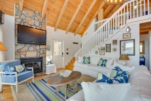 uma sala de estar com mobiliário branco e uma lareira de pedra em Beautiful Lake Keowee Home with Boat Dock and Kayaks em Seneca