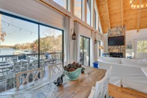 un soggiorno con tavolo e una grande finestra di Beautiful Lake Keowee Home with Boat Dock and Kayaks a Seneca