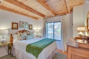 una camera con un letto e una grande finestra di Beautiful Lake Keowee Home with Boat Dock and Kayaks a Seneca