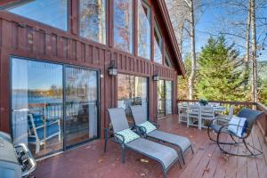 um alpendre de uma casa com uma mesa e cadeiras em Beautiful Lake Keowee Home with Boat Dock and Kayaks em Seneca