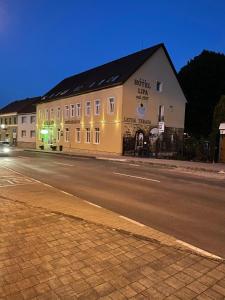 un edificio al lado de una calle por la noche en Hotel Lipa, en Bojnice