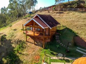 an overhead view of a house on a hill at Chalés Brisa Da Montanha in Sapucaí-Mirim