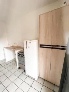 een kleine keuken met een koelkast en een tafel bij Kitnet no Melhor Ponto de Bombinhas in Bombinhas +5 foto's