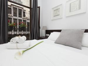 バルセロナにあるBcn インターネット アパートメンツのベッドルーム1室(白いベッド1台、タオル付)