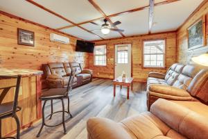 Seating area sa Troy Cabin with River Access Fish, Kayak and More!