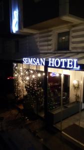 イスタンブールにあるSemsan Hotelの夜のサムサンホテルの看板