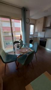 a living room with a table and chairs and a kitchen at Apartamento moderno vacacional in Águilas