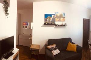 a living room with a couch and a tv at Appartamento in zona centrale a uso esclusivo in Bari