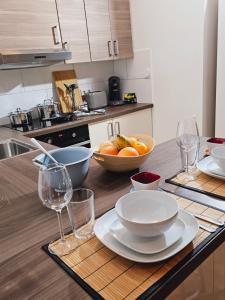una cocina con una mesa con platos y copas de vino en Modern Studio near Düsseldorf Airport & Messe/Fair en Meerbusch