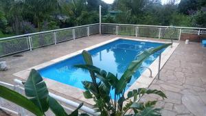 une piscine entourée d'une clôture dans l'établissement Posada Rural Crisol de Razas, à San Vicente