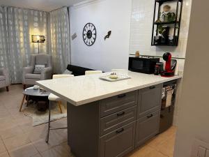 una cucina con piano di lavoro e un soggiorno di Casa del Buzo a Tías