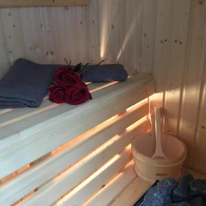 een bed in een sauna met een roos erop bij Family & Business Sauna Apartments Sienkiewicza Wesoła No3 - No4 Centrum Downtown - 1-2 Bedroom with Private Sauna, Parking in Kielce