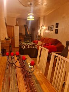uma sala de estar com um sofá e uma mesa com velas vermelhas em Entre Vistas em Zahara de la Sierra
