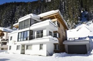 dom w śniegu przed górą w obiekcie Sun Alpin w mieście Ischgl