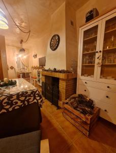 sala de estar con chimenea y reloj en la pared en Entre Vistas, en Zahara de la Sierra