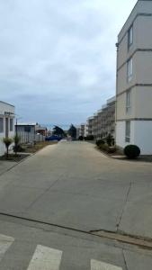 an empty street in front of a building at Condominio Miramar El Tabito in El Tabo