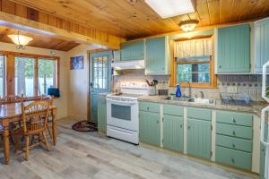 Virtuvė arba virtuvėlė apgyvendinimo įstaigoje Cozy Maine Cottage on Long Lake with Screened Porch
