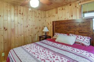 Postel nebo postele na pokoji v ubytování Cozy Maine Cottage on Long Lake with Screened Porch