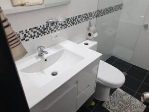 a bathroom with a white sink and a toilet at Confort en zona ecológica, Loft en Pilarica 2 in Medellín