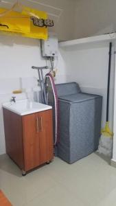 una habitación con fregadero y una bicicleta en una habitación en Confort en zona ecológica, Loft en Pilarica 2, en Medellín
