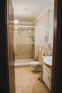 Koupelna v ubytování Hotel Lipa + 37 fotografií