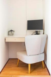 un escritorio con una silla y un ordenador. en Innie Baai Beach House, en Ciudad del Cabo