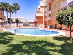 ein Pool in einem Hof neben einem Gebäude in der Unterkunft Piscina playa y relax en familia in Roquetas de Mar