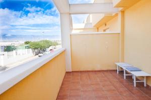 einen Balkon mit einer Bank und einem Fenster in der Unterkunft Piscina playa y relax en familia in Roquetas de Mar