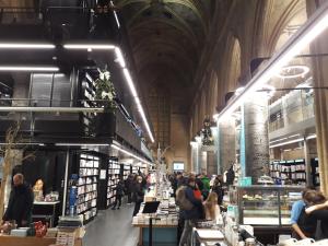 a group of people walking around a book store at ZussEnzo - STOER FAMILIEHUIS - 18P - 5SLPK - GROTE TUIN - SAUNA - OFYR BBQ - HOMECINEMA - 15MIN MAASTRICHT in Zussen