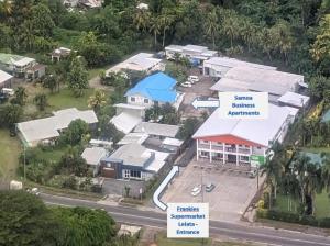 - une vue aérienne sur un village avec des maisons dans l'établissement Samoa Business Apartments, à Apia