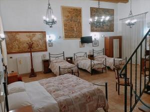 una camera con 4 letti e una TV di il CAPITELLO a Rieti