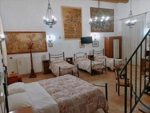 - une chambre avec 4 lits et une télévision dans l'établissement il CAPITELLO, à Rieti