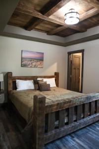 ein Schlafzimmer mit einem großen Bett aus Holz in der Unterkunft Blackwoods Retreat in Lead