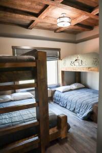 1 Schlafzimmer mit 2 Etagenbetten und einer Decke in der Unterkunft Blackwoods Retreat in Lead