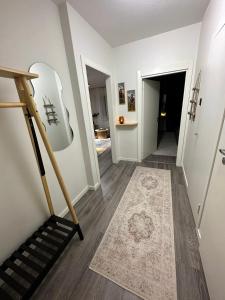 un pasillo con una escalera y una alfombra en el suelo en Arctic Apartment Rovaniemi, en Rovaniemi