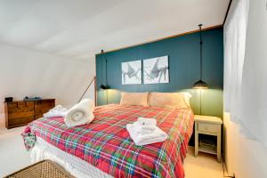 Lova arba lovos apgyvendinimo įstaigoje Pet-Friendly Home with Deck 4 Mi to Jay Peak Resort