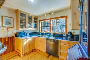 Dapur atau dapur kecil di Mountain Chalet Getaway Steps to Crystal River!