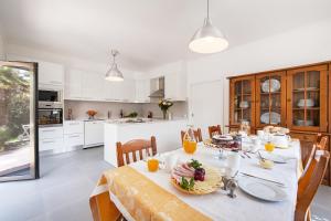 a kitchen and dining room with a table with food on it at Beachouse - Surf, Bed & Breakfast in Ericeira
