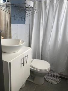 Suite Independiente e íntima al Norte de Quito في كيتو: حمام به مرحاض أبيض ومغسلة