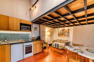 a kitchen and living room with a table and chairs at Le Citadin - Charmant T2 en plein coeur de Lyon in Lyon