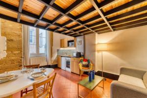 a kitchen and dining room with a table and chairs at Le Citadin - Charmant T2 en plein coeur de Lyon in Lyon
